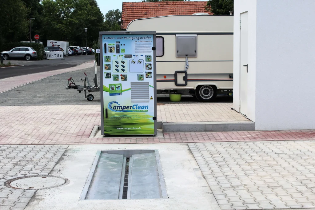 Stacja CamperClean przy kamperze